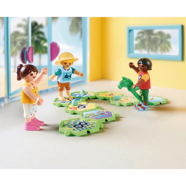 PLAYMOBIL FAMILY FUN KIDS CLUB